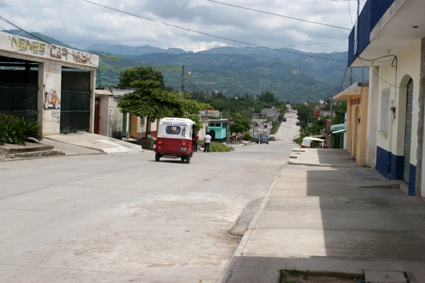 Calles muy Amplias Caracterizan a la Poblacion