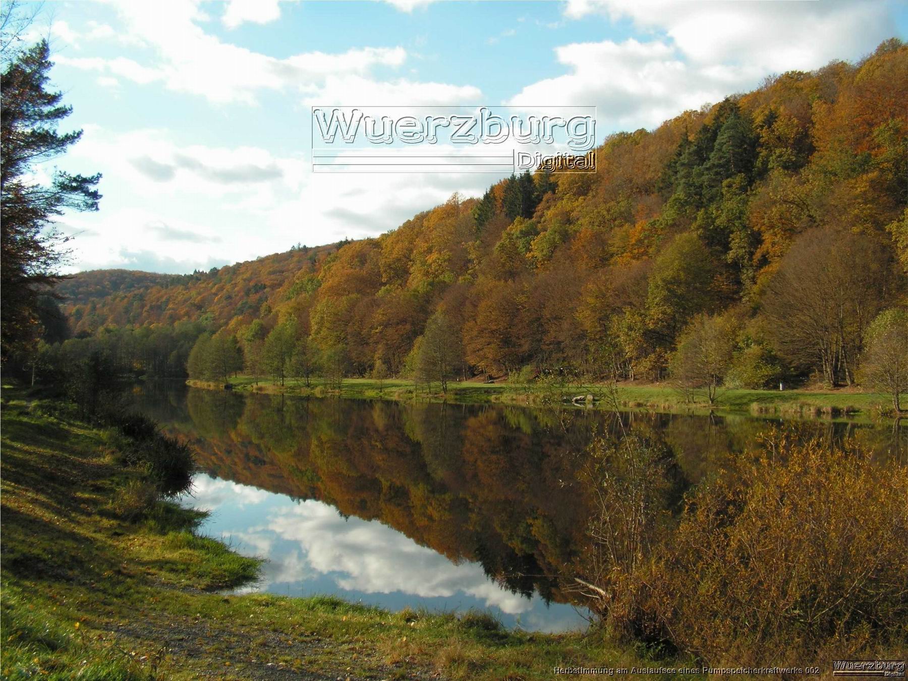 Herbstimmung am Auslaufsee eines Pumpspeicherkraftwerks