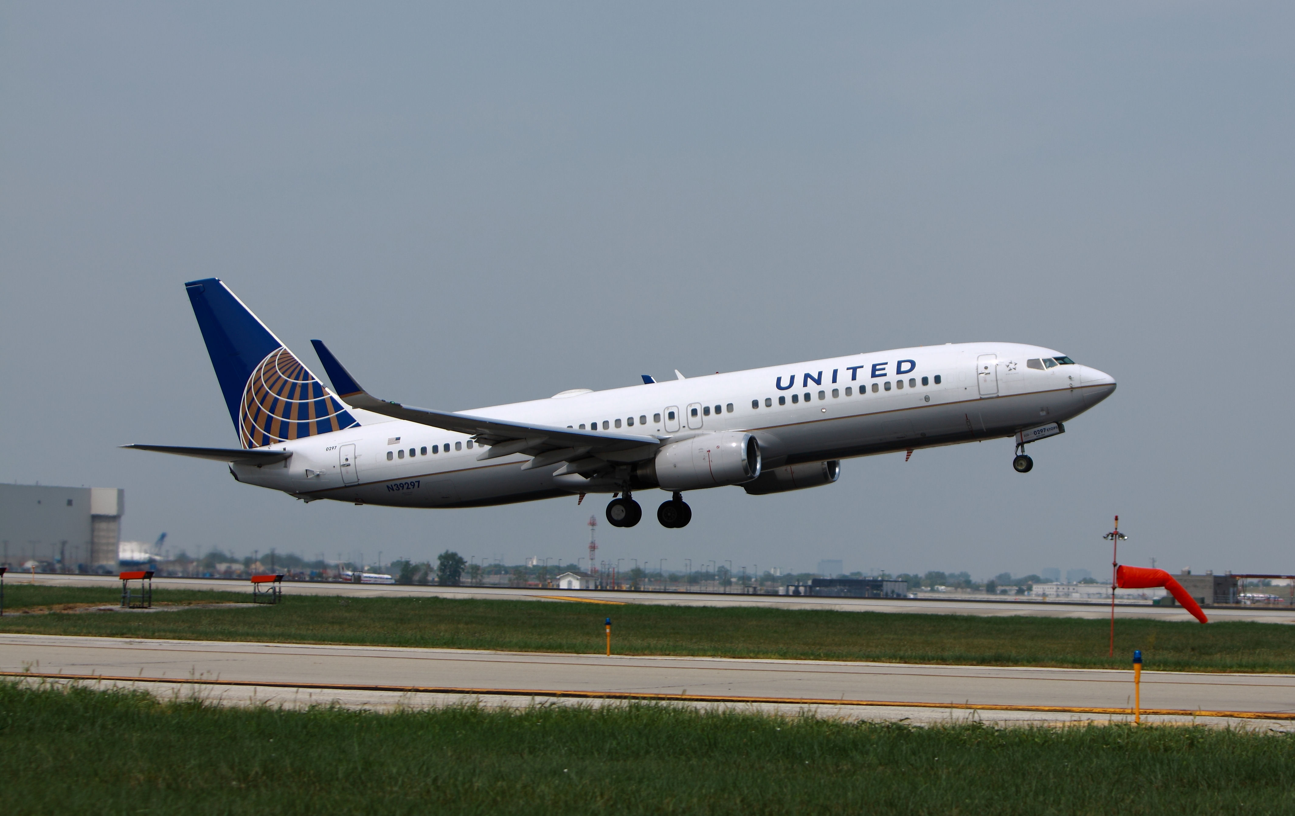 ChicagoIL UAL B-737  Departs N39297 8-4-12 1139 AM 7.JPG