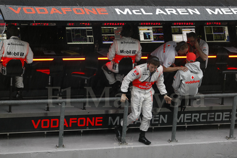 McLaren technicians at the pit wall