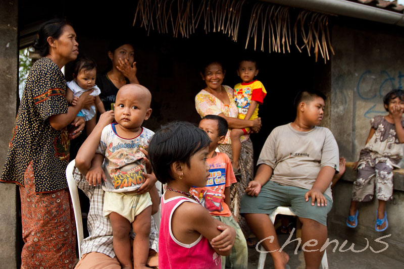 Along the way, villagers watch from their homes _MG_2165.jpg