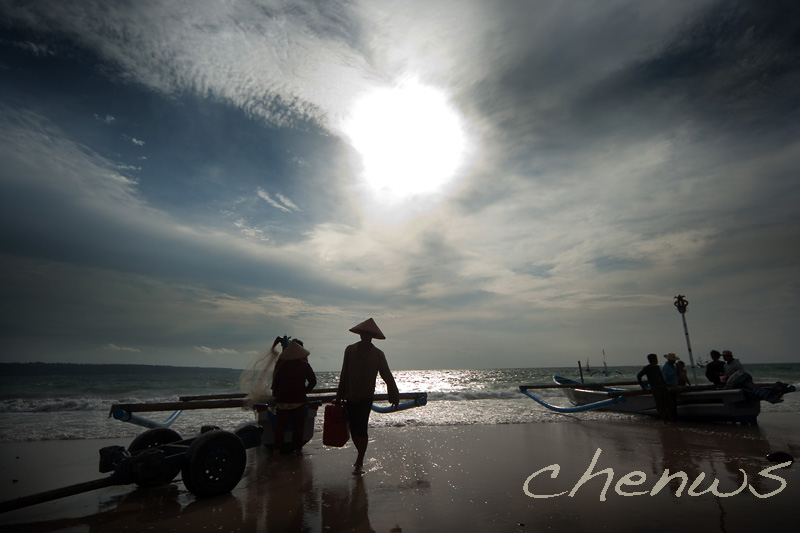 Jimbaran fishing village, fishermen returning  (Bali)