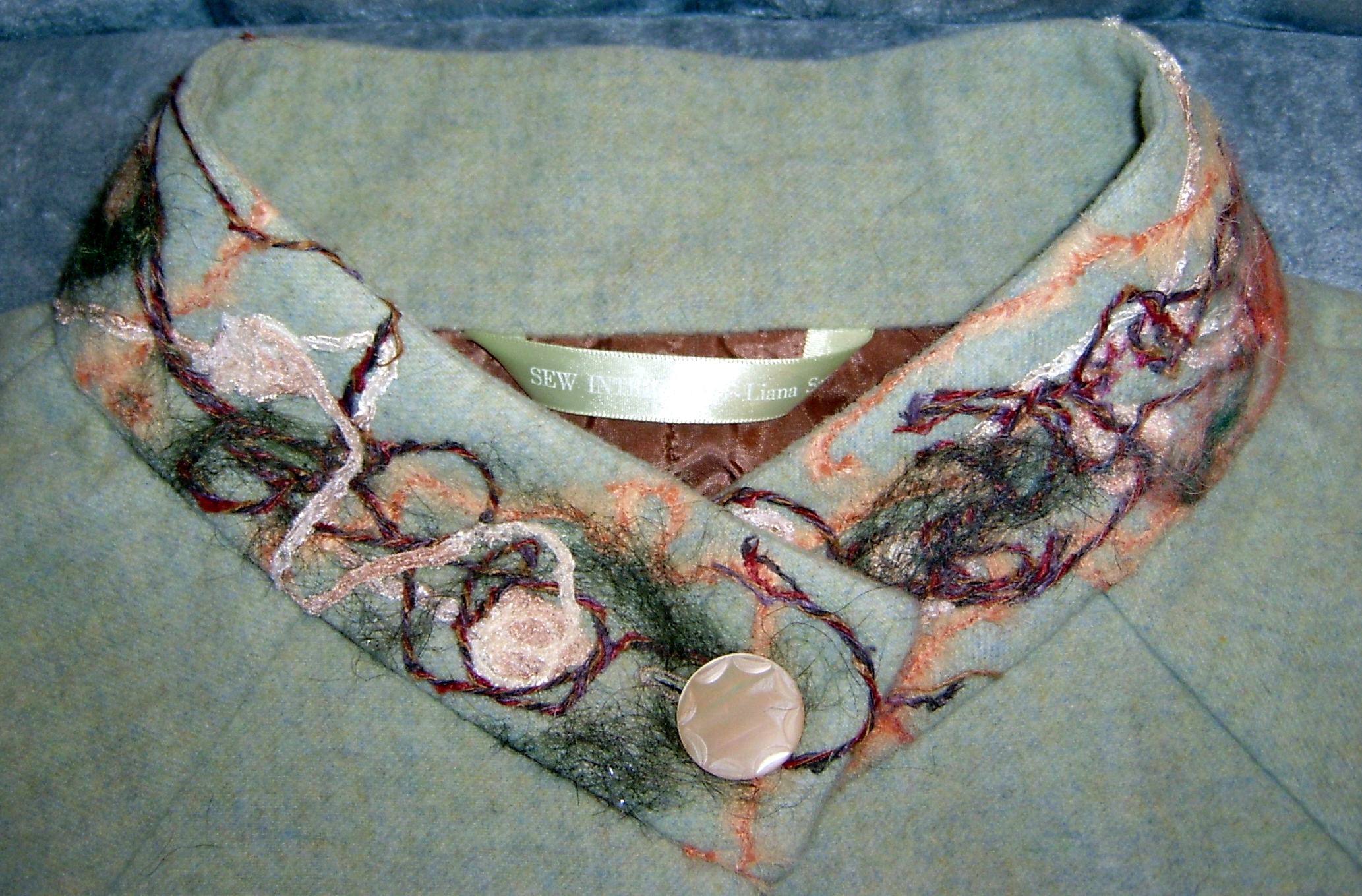 Vogue 8123 Collar Close-Up