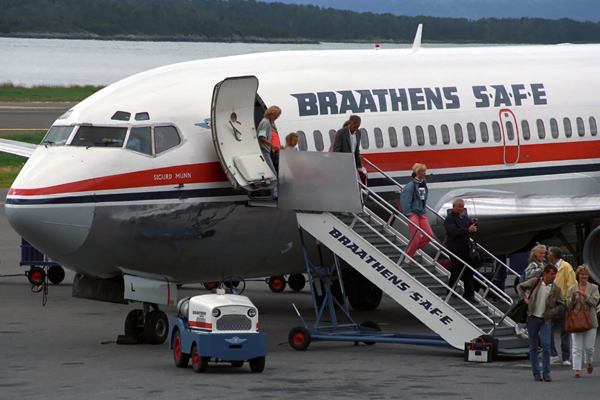 BRAATHENS SAFE BOEING 737 200 MOL RF 103 14.jpg