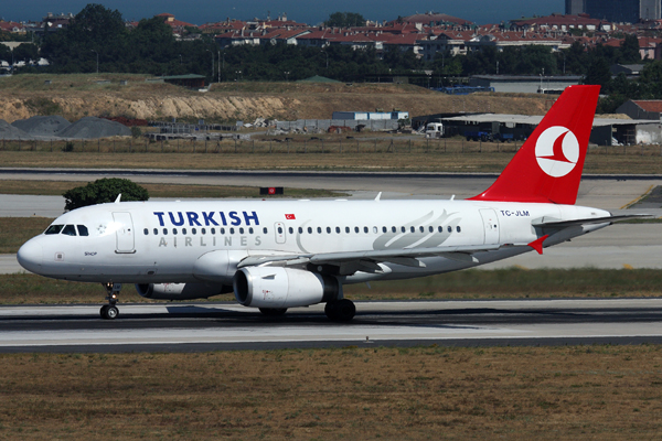 TURKISH AIRLINES AIRBUS A319 IST RF IMG_4970.jpg