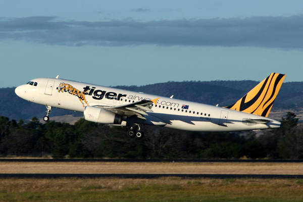 TIGER AIRWAYS AIRBUS A320 HBA RF IMG_0040.jpg