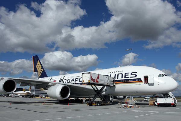 SINGAPORE AIRLINES AIRBUS A380 MEL RF IMG_1470.jpg