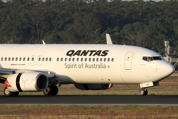 QANTAS BOEING 737 800 MEL RF IMG_0331.jpg