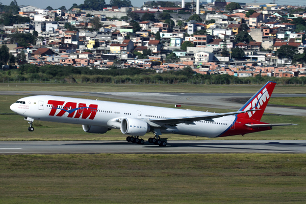 TAM BOEING 777 300 GRU RF IMG_4418.jpg