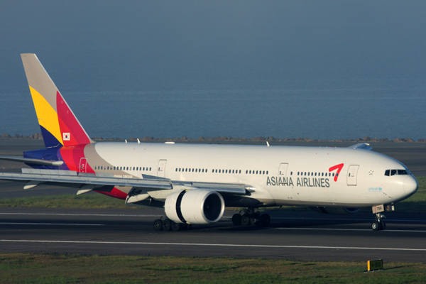 ASIANA AIRLINES BOEING 777 200 SYD RF IMG_1636.jpg