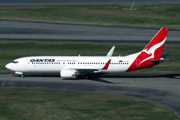 QANTAS BOEING 737 800 BNE RF IMG_1760.jpg