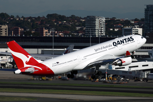 QANTAS AIRBUS A330 200 SYD RF IMG_0190.jpg