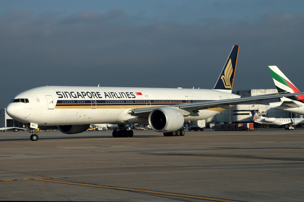 SINGAPORE AIRLINES BOEING 777 300ER IAH RF IMG_8880.jpg