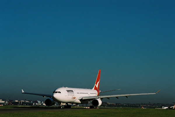 QANTAS AIRBUS A330 200 SYD RF jpg