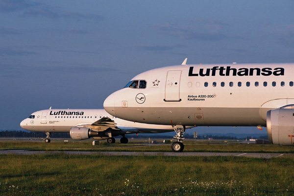 LUFTHANSA AIRBUS A320S MUC RF.jpg
