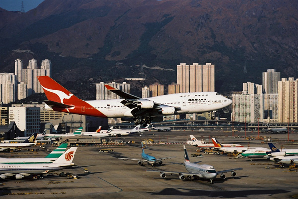 QANTAS BOEING 747 400 HKG RF.jpg