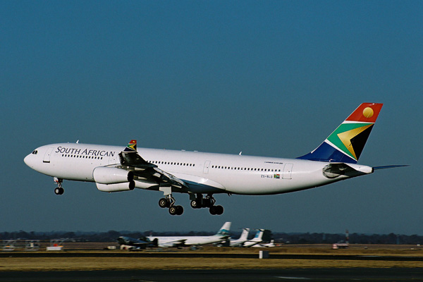 SOUTH AFRICAN AIRBUS A340 200 JNB RF 1870 5 .jpg