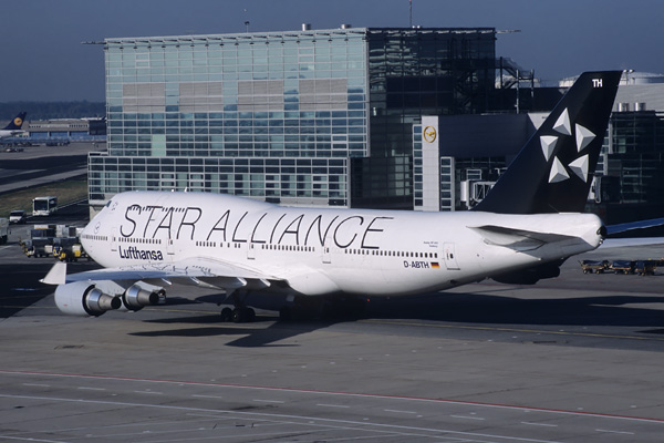 LUFTHANSA BOEING 747 400 FRA STAR ALLIANCE RF.jpg