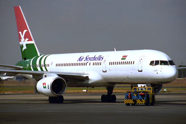 AIR SEYCHELLES BOEING 757 200 JNB RF 1049 18.jpg