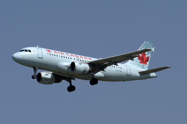 AIR CANADA AIRBUS A319 YVR RF IMG_5880.jpg