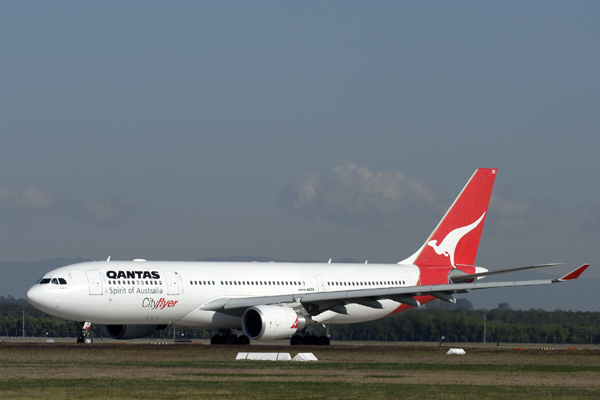 QANTAS AIRBUS A330 200 BNE RF IMG_5621.jpg