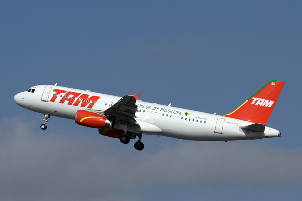 TAM AIRBUS A320 CGH RF IMG_4504.jpg