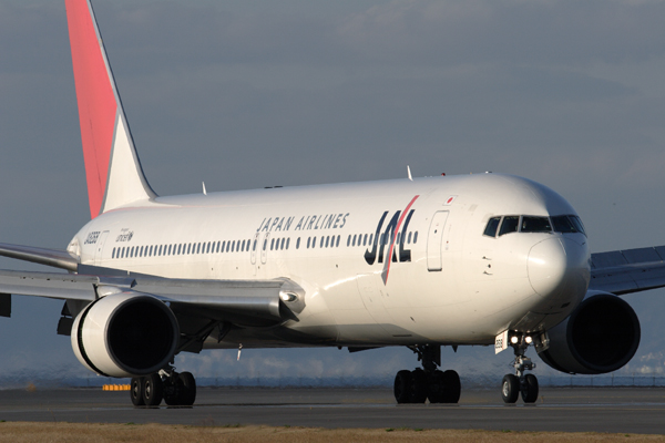 JAPAN AIRLINES BOEING 767 300 KIX RF IMG_5335.jpg