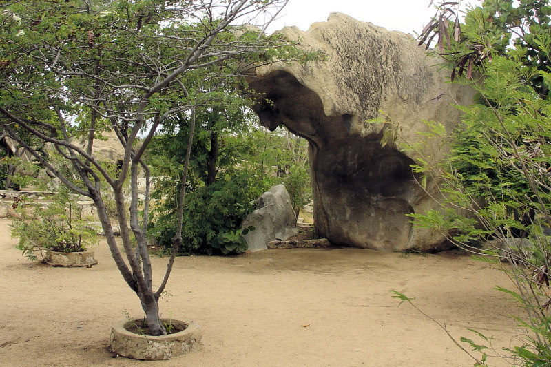 DSC01271 - Unusual rock at Casibari (Like a Hippo's mouth?)