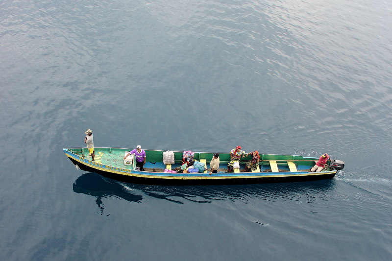 DSC01358 - Cuna Indians coming aboard to peddle their wares