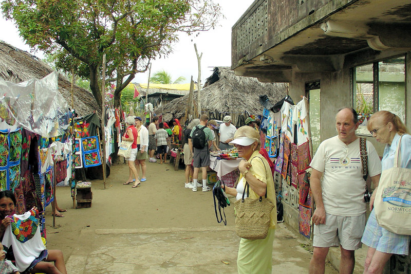 DSC01365 Street scene with Cuna molas for sale