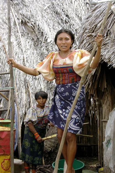 DSC01370 - Pretty Cuna woman helping extract sugar cane sap