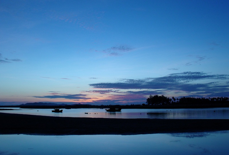 Early morning at Marang jetty<br>by Tabrizi
