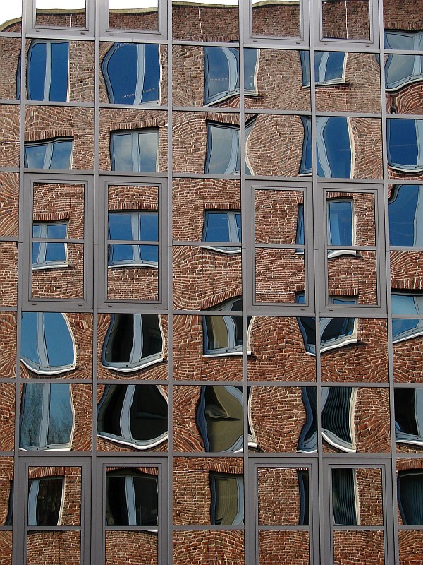 <b>3rd place</b/><br>distorted<br>by geetwee