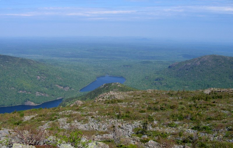 Notre camping est  l'extrmit droite du lac
