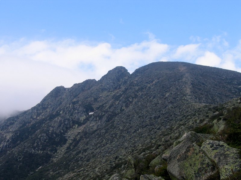 Vous remarquez le sentier de roche?