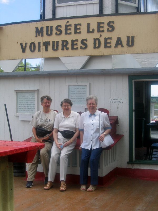 Les trois soeurs prs du bateau