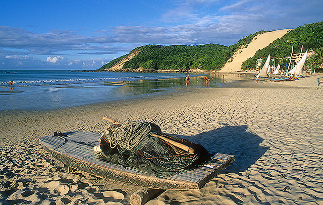 Praia de Ponta negra com jangada no primeiro plano