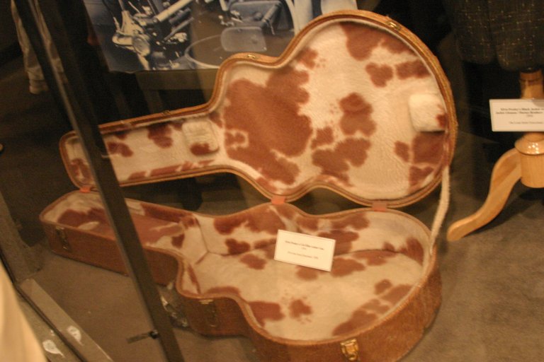 Gibson guitar case said to be Elvis (????)