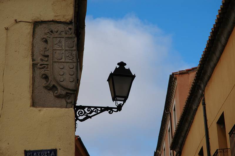Coat of arms and streetlamp - Italia square