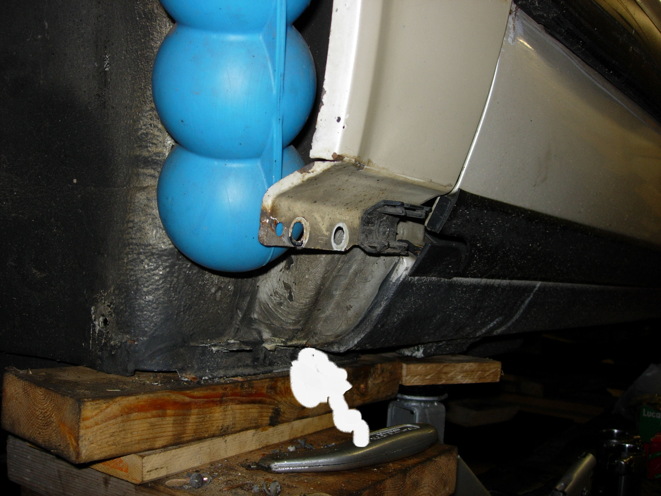 V8 fender on 200 doesnt reach mounting--arrow.jpg