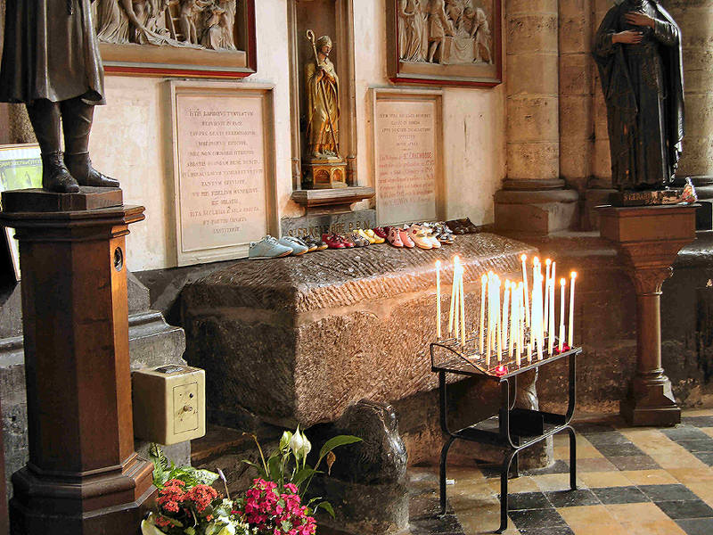 23 Tomb of Saint Erkembode 87001956.jpg