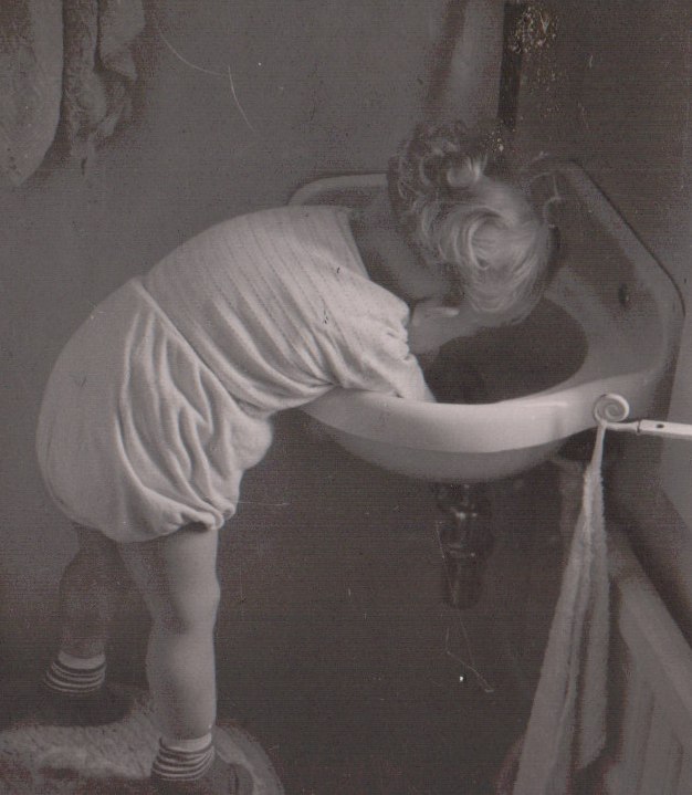 Vera, ca 1955, í vaskinum í kjallaranum við Hávallagötu 51. Þar bjó fjölskyldan þar til flutt var í Hveró 1956