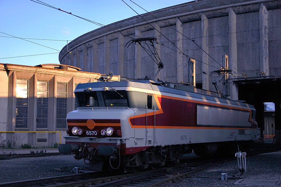 The CC-6570 at Avignon depot, leaving the principal rotunda.