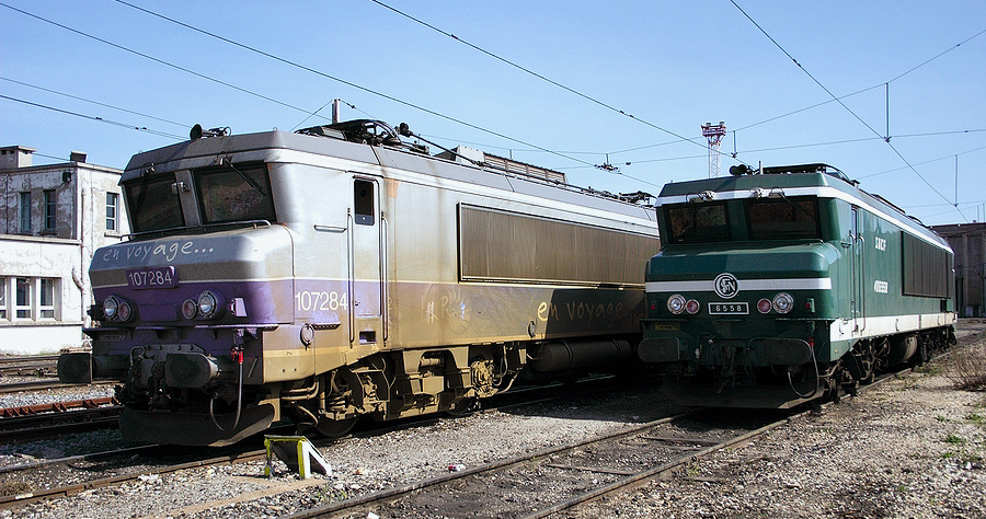 The CC6558 and the BB7284 (with the En Voyage color scheme) resting at Avignon.