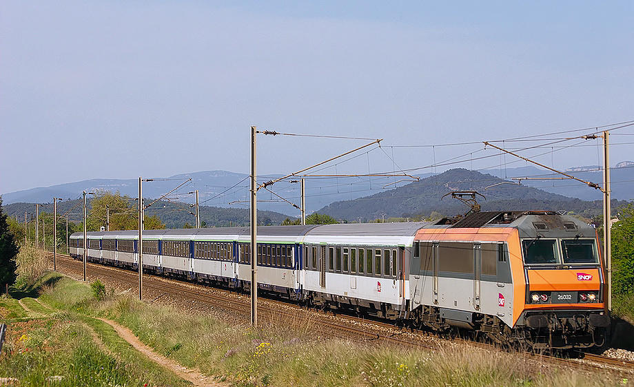 The BB26032 approaching Gonfaron, heading to Nice.