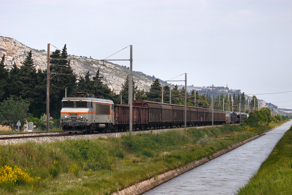 A freight train with the BB7440, near Senas and Orgon (between Avignon and Salon de Provence).
