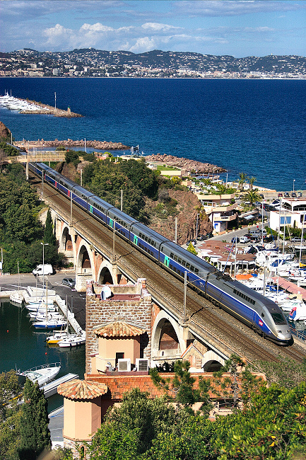 A TGV Duplex on the La Rague bridge.