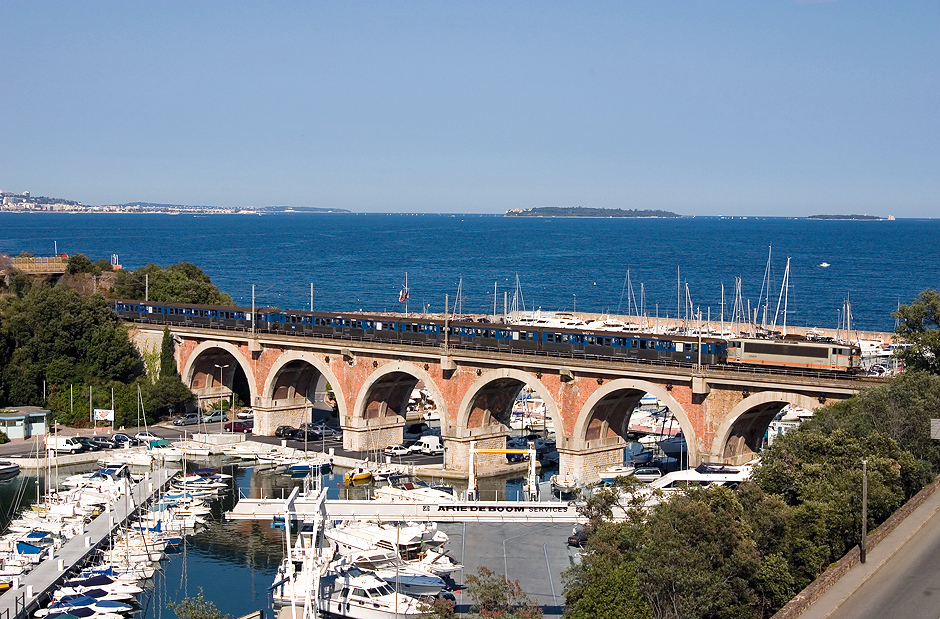 The BB25658 on the La Rague bridge, near Cannes. In the background, the two smalls De Lrins islands.