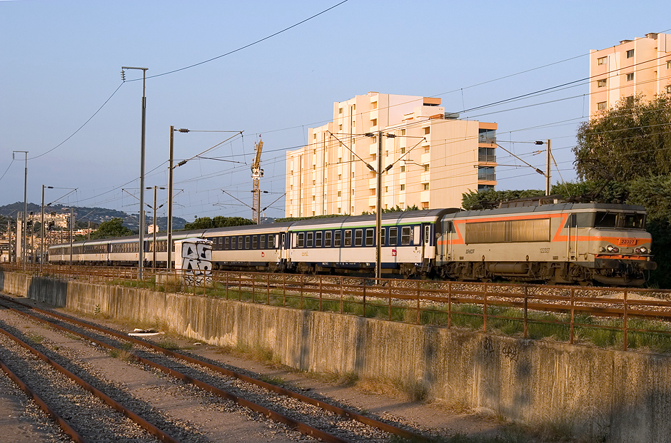 At Cannes-La-Bocca, the BB22327 and the night-train Nice-Strasbourg.