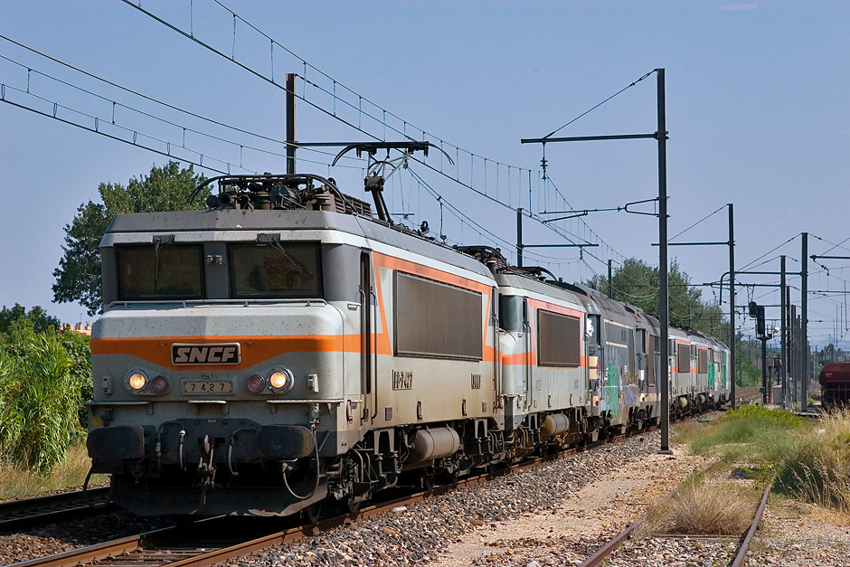The BB7427 and a engines train at Avignon-Champfleury.